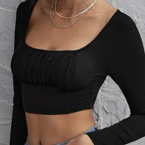 Svart topp - Säljer denna topp som jag använt få gånger och den är i väldigt bra skick! Tvättar och stryker innan jag postar!