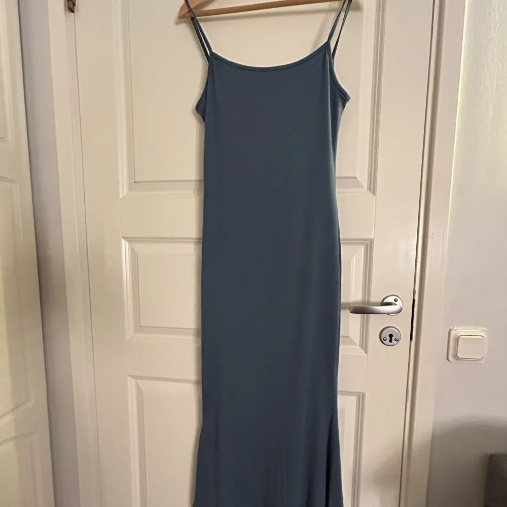 Säljer denna jättefina marinblå klänning som aldrig kom till användning. Den har en väldigt mjukt och skönt material och är väldigt bekväm😊💗. Klänningar.