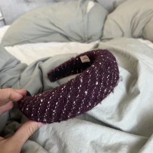 Beck söndergaard diadem - Ur snyggt diadem från Beck söndergaard, säljer då det inte kommer till användning, köpt här på plock men är i bra skick! Pris kan diskuteras!💗