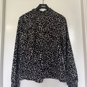 Blus - Gullig blus i st XS som även passar liten m