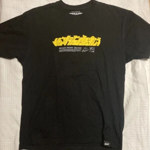graphic tee  - ascool tshirt med tryck fram o bak🏍️ köpt 2021 och använd kanske 1 gång💕