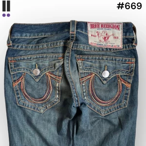 True religion jeans #669 - True Religion jeans i model Rainbow Joey 💜 Tag 28W 💜Midja (rakt över) 38cm 💜 Innerben 79cm 💜 Ytterben 105cm 💜 Benöppning 24cm 💜 Nedgånga, jordfläckar på baksidan. 💜Våra mått blir W=29 och L=31 💜 Men jämför alltid måtten med dina bästa jeans💜669