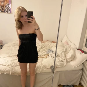 Minidress  - Snygg svart minidress perfekt för att festa. Har ett litet hål, men inget som syns.