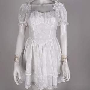 Fin vit klänning från SHEIN. Aldrig använd. Storlek S/36