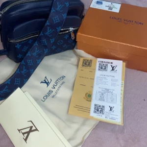 Mörk blå Louis Vuitton väska  - Säljer en otroligt fin väska helt oanvänd och ganska praktisk att ha med sig överallt. Den är stor och har mycket till utrymme, säljer den eftersom att fick den som present men har så många väskor så valde att sälja den. Pris kan diskuteras 