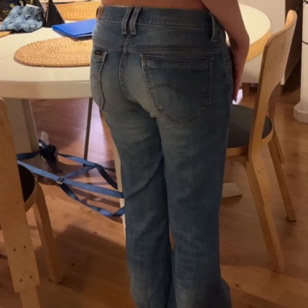 Jättesnygga low/midwaisted Lee jeans! De är för långa på mig som är 160. Storleken är W26🫶. Jeans & Byxor.