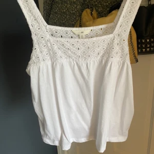 H&M topp - H&M topp med blondetaljer