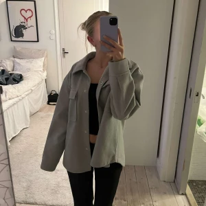 Höst/vårjacka  - Jättesnygg och skön tunn jacka, perfekt nu när sommaren går över till höst💗 bra skick!