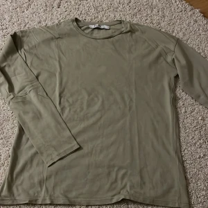 NA-KD ljusgrön långärmad - Säljer min ljusgröna långärmade tröja från NA-KD i stl S 💚🥰