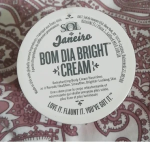 Sol De Janeiro  - Säljer en Bom día bright creme 40. Den är som ny och har endast användt två klickar. Säljer då lukten ej passar mig. Hör av om intresserad !💕 Köpt från Kicks för 250 kr . 75 ml
