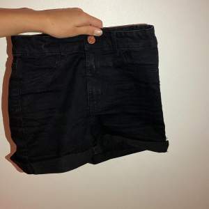 Svarta shorts från &denim i storlek 140. Köparen står för frakt och post slarv, skriv vid frågor eller fler bilder.🤍