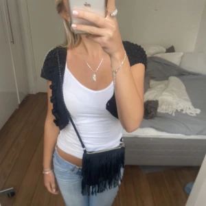 Frans väska  - Säljer denna väska med fransar. Har du någon fråga är det bara att höra av dig🫶🏻