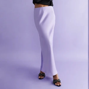 Lila satinkjol - Säljer denna fina lila satinkjol för den tyvärr inte kommer till nån använding. Den är använd en gång så i nyskick! Hör av er om ni vill ha egna bilder!!💕🫶🏻