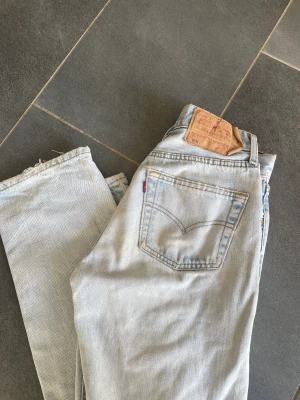 Levis jeans  - Priset kan diskuteras!💛 Midjemått:74 Innerbenslängd:81 Vid fler frågor skriv privat!!💗💗