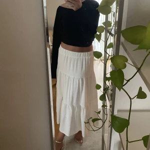 Maxi kjol - En fin maxi kjol jag köpt från shein! 🩷säljer då jag tyckte den var för kort för mig, den är helt ny! Inte genomskinlig då den har 2 lager!🩷☺️