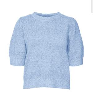Säljer nu denna gör snygga tröja från Vero Moda då den ej kommer till användning! Säljer billigt då den är nopprig (skriv för egna bilder). Köparen står för frakten!🤍