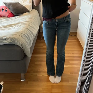 Low Rise jeans  - Säljer dessa lågmidjade jeansen från zara då de inte kommer till användning. Använda bara ett fåtal gånger och är i bra skick. Säljer för 300 kr + frakt 60 kr 
