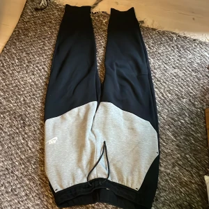 Nike tech byxor - Ny skick  Size L Svart gråa Nike tech byxor  Pris går att diskutera