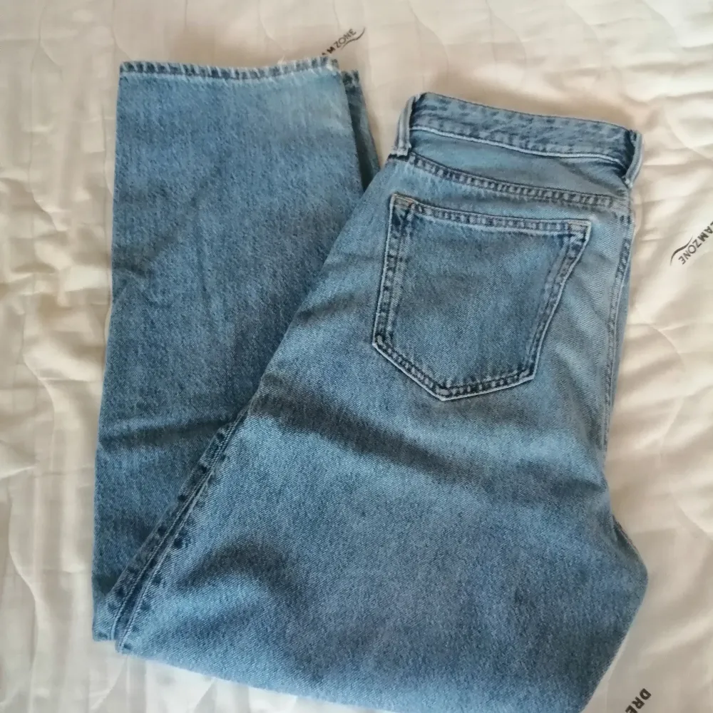 Blå loose fit jeans från hm pris kam diskuteras. Jeans & Byxor.