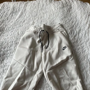 Nike tech fleece byxor - Säljer mina helt oanvända Nike tech byxor. Vet inte om man räknar dom som vita eller beige. 