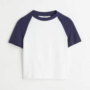 Säljer denna fina blå/vita t-shirt då den inte längre kommer till någon användning. Nypris 99kr och säljer nu för 79kr. Perfekt skick och helt oanvänd, alltså precis som ny!