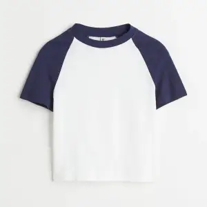 Säljer denna fina blå/vita t-shirt då den inte längre kommer till någon användning. Nypris 99kr och säljer nu för 79kr. Perfekt skick och helt oanvänd, alltså precis som ny!