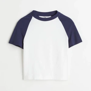 T-shirt - Säljer denna fina blå/vita t-shirt då den inte längre kommer till någon användning. Nypris 99kr och säljer nu för 79kr. Perfekt skick och helt oanvänd, alltså precis som ny!