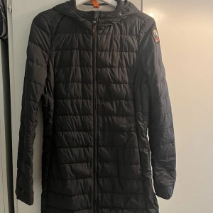 Parajumper irene strl s - Hej säljer min parajumper irene modell i storlek S  Varsamt använd  Köpt för 4900kr Säljer för 1000