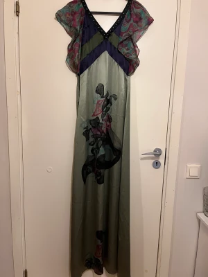 Balklänning  - Super fin och nästan oanvänd balklänning från märket custo. Super fin och endast använd en gång.