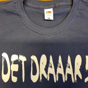 Det Draaar t-shirt storlek Medium - Helt oanvänd på alla sätt  Storlek: Medium  Tröjans färg: Marinblå/ Navy Tryckets färg: Vitt