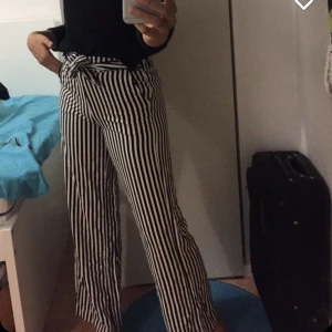 Mango utsvängda randiga byxor - randiga raka byxor från mango med knyte i fram och två falska fickor i bak, jätte bra skick och sitter snyggt , storlek XS  Jag är 172 cm 
