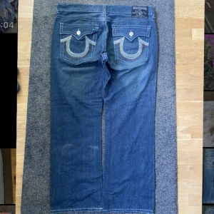 True Religion Ricky Super T - Storlek 42 i midjan, 🎃ytterben: 110cm, 🎃innerben: 78cm, 🎃midja rakt över: 55, 🎃benöppning: 26. 🎃🎃Helt nya och oanvända.