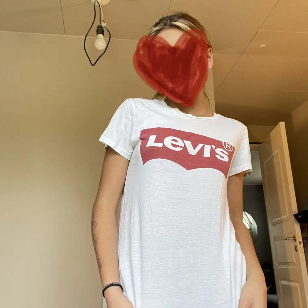 Hejj jag säljer min Levi’s tröja, använd några gånger. Bläddra för att se defekter men dom syns knappast, kontakta för fler bilder. Den är äkta🤍. T-paidat.