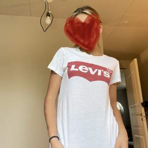 Hejj jag säljer min Levi’s tröja, använd några gånger. Bläddra för att se defekter men dom syns knappast, kontakta för fler bilder. Den är äkta🤍