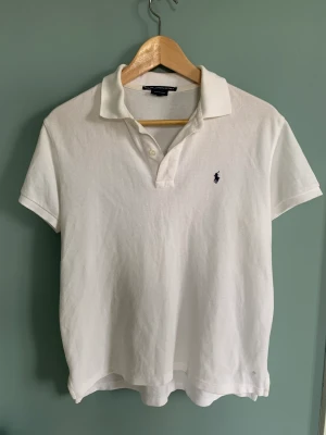 Piké Ralph Lauren  - En vit polo Ralph lauren pike i fint skick, kom gärna med frågor🙌💯 Pris kan diskuteras vid snabb affär!🙌💎👑
