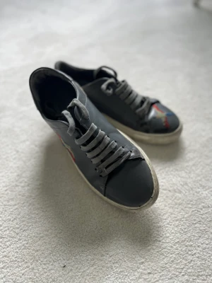 Arigato skor - Det här är ett par just nu sällsynta arigato skor som är i ett bra skick men har lite defekter men inget som påverkar skon. Skriv om ni vill ha mer bilder eller är intresserade.