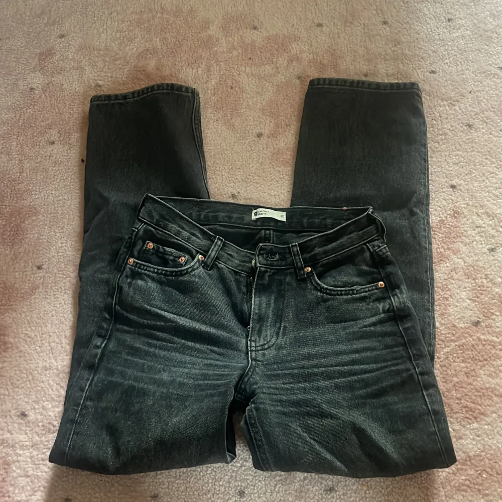 Säljer dessa lågmidjade jeans från Gina tricot pga att jag inte använder de längre , använt dessa fåtal gånger. 💗. Jeans & Byxor.