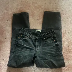 Säljer dessa lågmidjade jeans från Gina tricot pga att jag inte använder de längre , använt dessa fåtal gånger. 💗