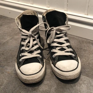 Svarta converse - Säljer då dem inte kommer till användning lägre, har lite slitage, bara att fråga för fler bilder!💞