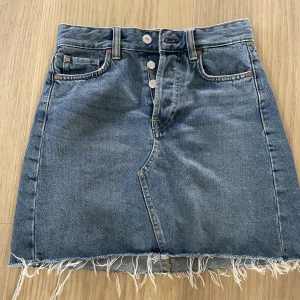 jeanskjol - blå jeanskjol i storlek 34 från hm💙