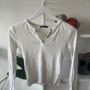 zara tröja  - Extremt fin zara tröja som har varit en av mina favoriter i ett bra tag, älskar hur den ser ut, passformen och detaljerna😍😍 Tyvärr har den blivit för liten och kommer då inte till användning mer😔