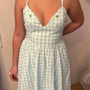 Sommar klänning  - Söt kort sommar klänning från zara.  Nästan oanvänd, storlek L. Inga fel.