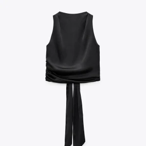 Zara satin topp öppen rygg - Säljer denna topp då den inte kommit till användning för mig💗helt oanvänd, 250kr+frakt