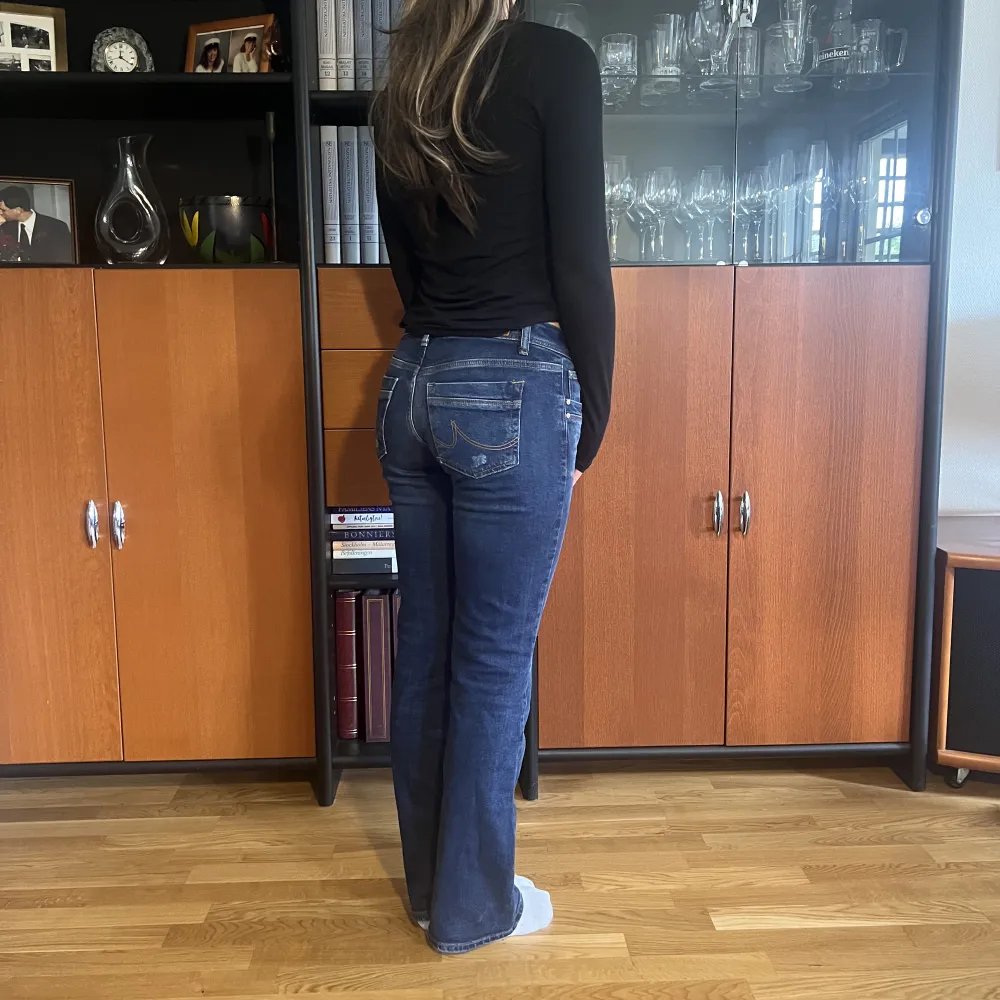 Så snygga jeans från ltb🫶jeansen är i mycket bra skick förutom ett litet hål i ena framfickan💘midjemått tvärsöver: 36cm, innerbenslängd: 79cm. Jeans & Byxor.