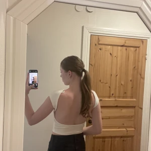 Topp med öppen rygg - Säljer denna superfina toppen med öppen rygg från zara då den inte har kommit till användning💕✨(aldrig använd)( ribbad)😊strl m men passar mig som vanligtvis har s