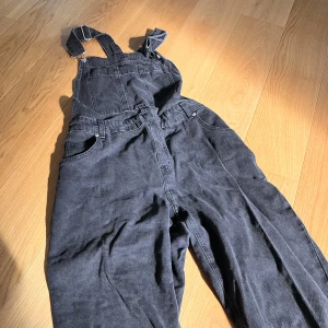 Hängselbyxor svart - Mysiga, svarta hängselbyxor i caprilängd