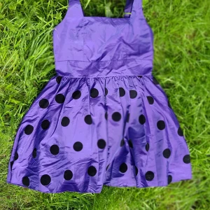 Söt Monki klänning  - Älskar denna! Inköpt för längesen på Monki, använd 2-3 gånger. 🖤💜 