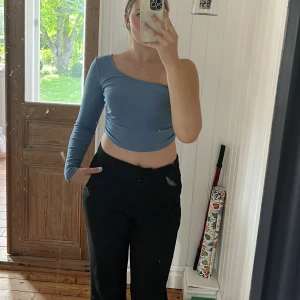 Asymmetrisk blå topp🐬 - Enärmad topp från Zara. Bekväm och så snygg både vardagligt men även vid lite finare tillfällen🥰