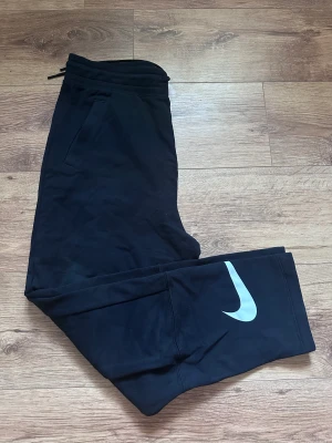 Mjukisbyxor  - Helt nya och oanvända mjukisbyxor från Nike.   Rensar ur min garderob från en hel del oanvända kläder🌼 Kika och se om du ser något mer i min profil som du gillar så skickar jag med det till dig också!😊 Fler kläder kommer! 