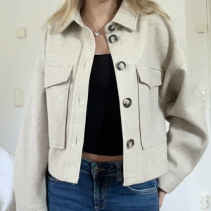 Stradivarius kort kappa - Jättesöt kort kappa från stradivarius. Den är lite nopprig på insidan av ärmarna men det är inget man tänker på, annars mycket fint skick 💗